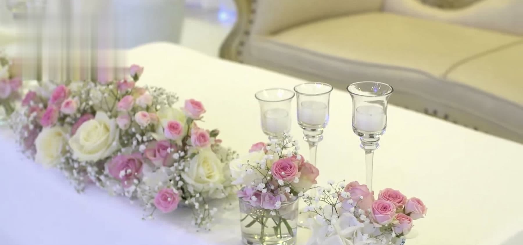 Blumenläufer und Kristallgläser auf der Brauttafel