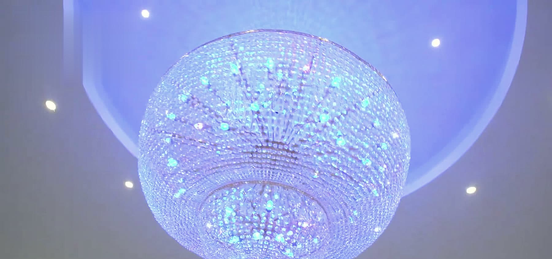 Kristallkronleuchter in blauem Licht