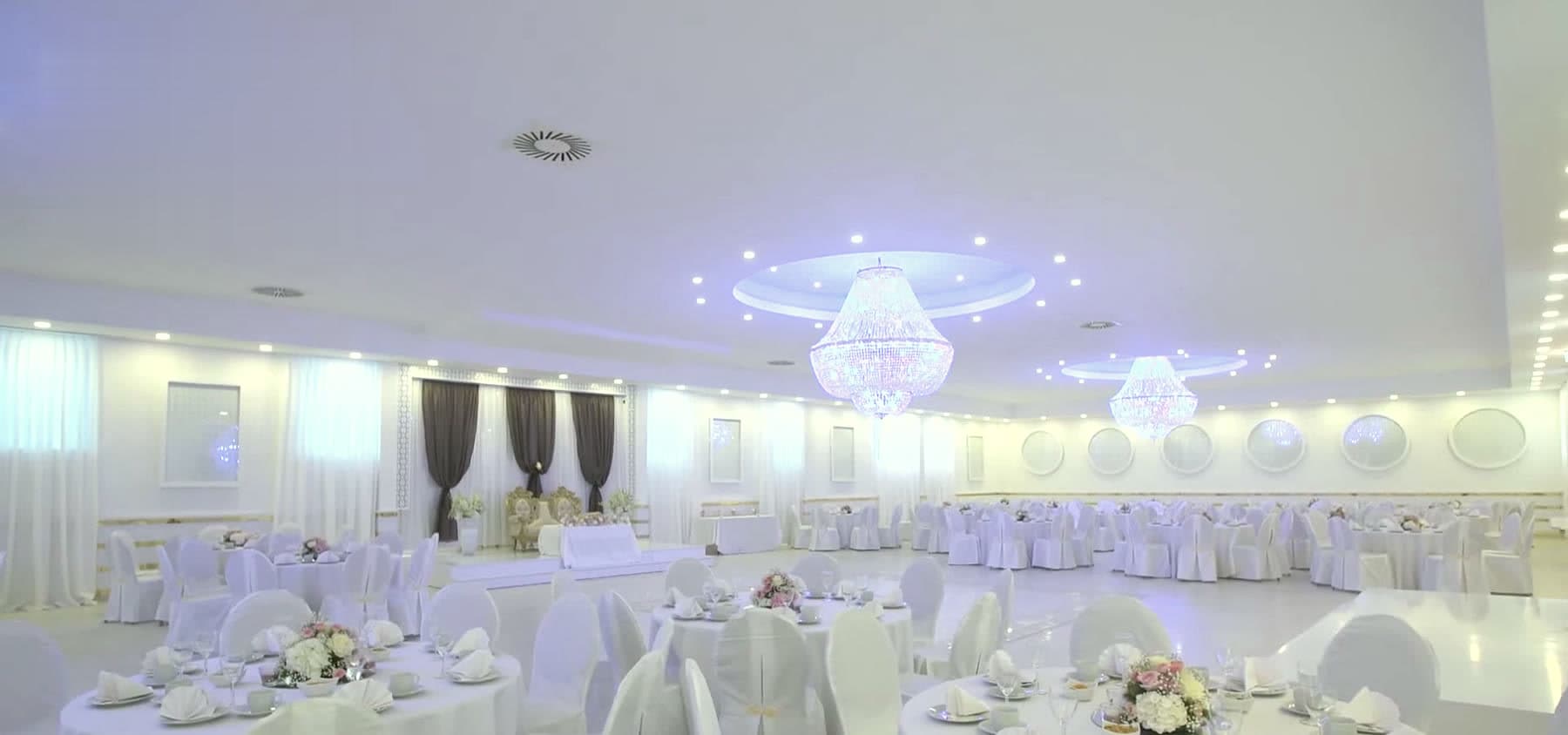 Der Saal am Abend in warmem Licht