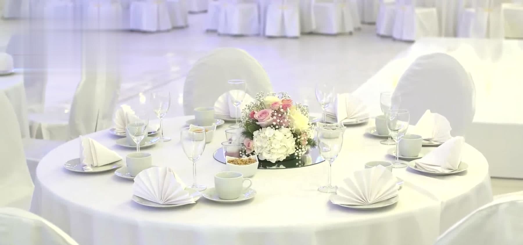 Eingedeckter Tisch mit Servietten und Blumen