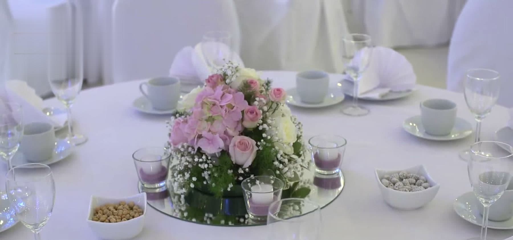 Rundes Gedeck mit Rosen und Hortensien