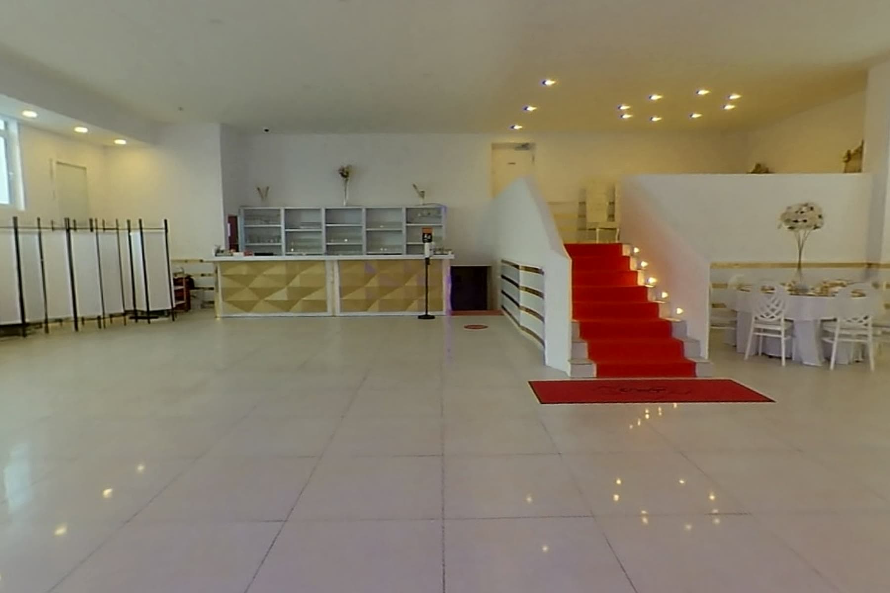 Treppe mit rotem Läufer zur Empore